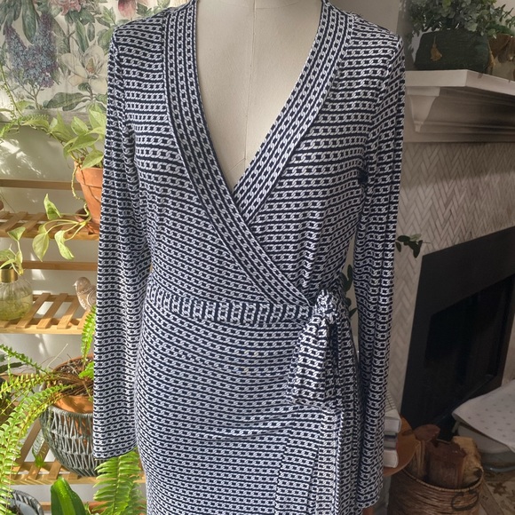 Banana Republic Factory wrapped dress long sleeves. Soft! Fabulous! Sexy v neck - Picture 3 of 9